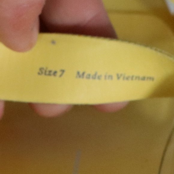 Dolce Vita Bertie Kitten Heel Yellow Size 7 Square Toe Strappy Leather Slip on - Picture 2 of 9